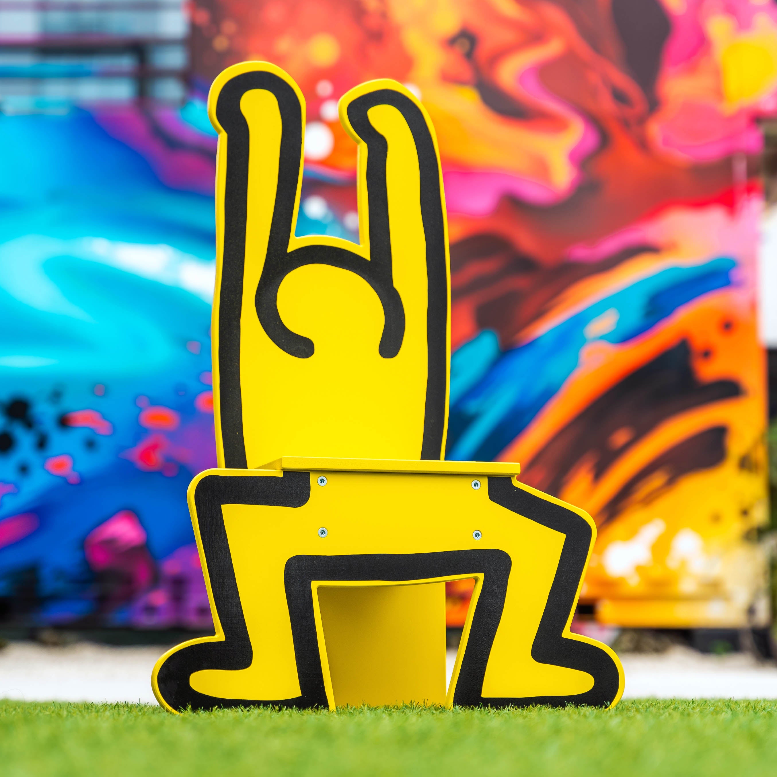 Keith Haring デザイン チェア Keith Haring Yellow Chair: Iconic Pop Art Design – The Wynwood