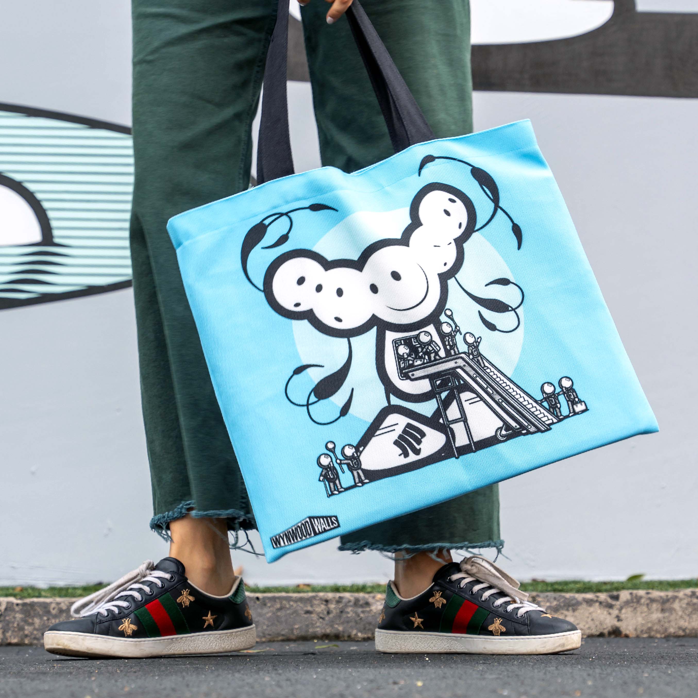 The London Police MINIONS BOARDING LAD Exclusive Tote Secondary image