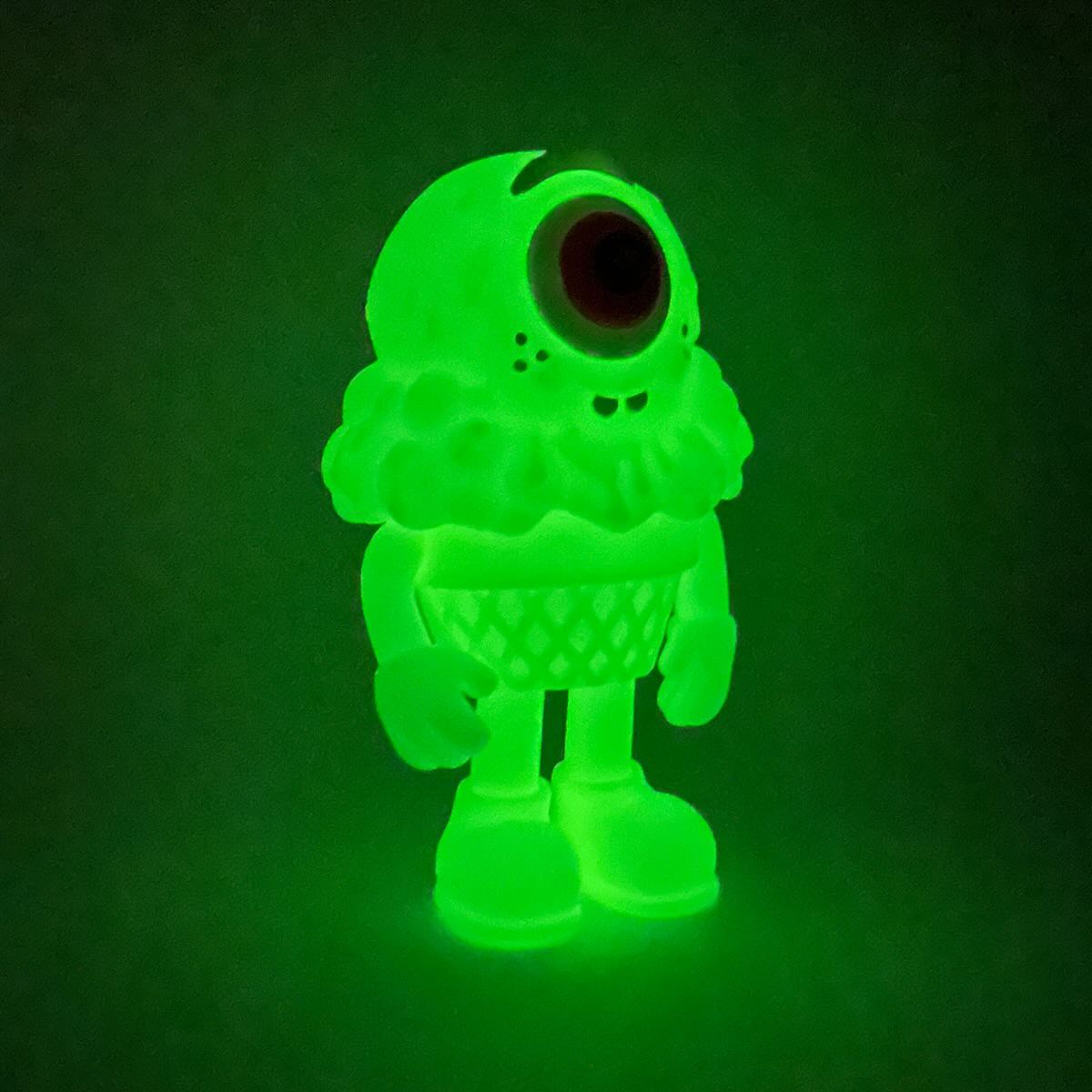 BUFF MONSTER デストロイヤー DCon2010版 Buff Monster GID Mister Melty—Exclusive Glow-in-the-Dark